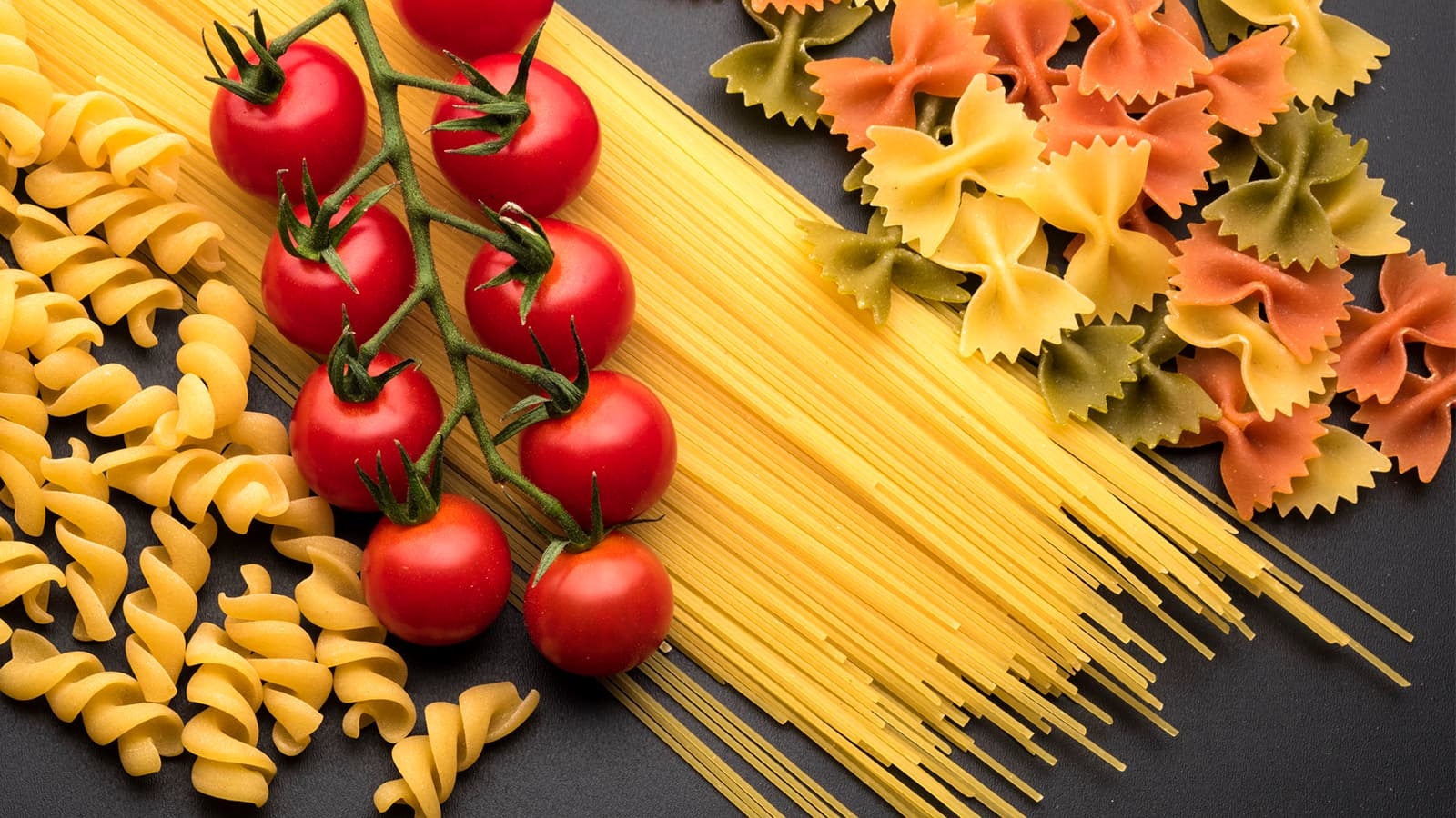 Die besten High Protein & Low Carb Pasta Rezepte. Bild von mehreren Nudelsorten, die für Low Carb Pasta Rezepte verwendet werden können.
