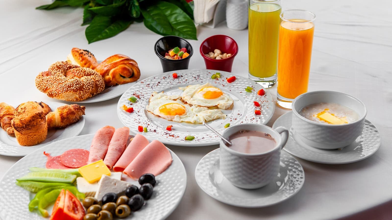 Die besten Rezepte für ein Low Carb Frühstück. Bild von einem Tisch gedeckt mit einem Low Carb Frühstück.