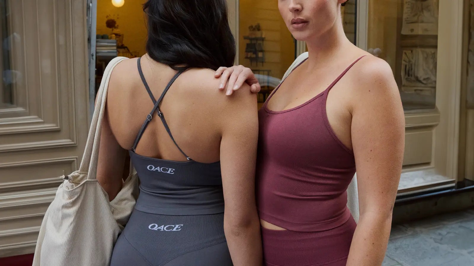 Review zur neuen OACE Trust Collection - Bild von zwei Frauen in Sportkleidung von OACE.