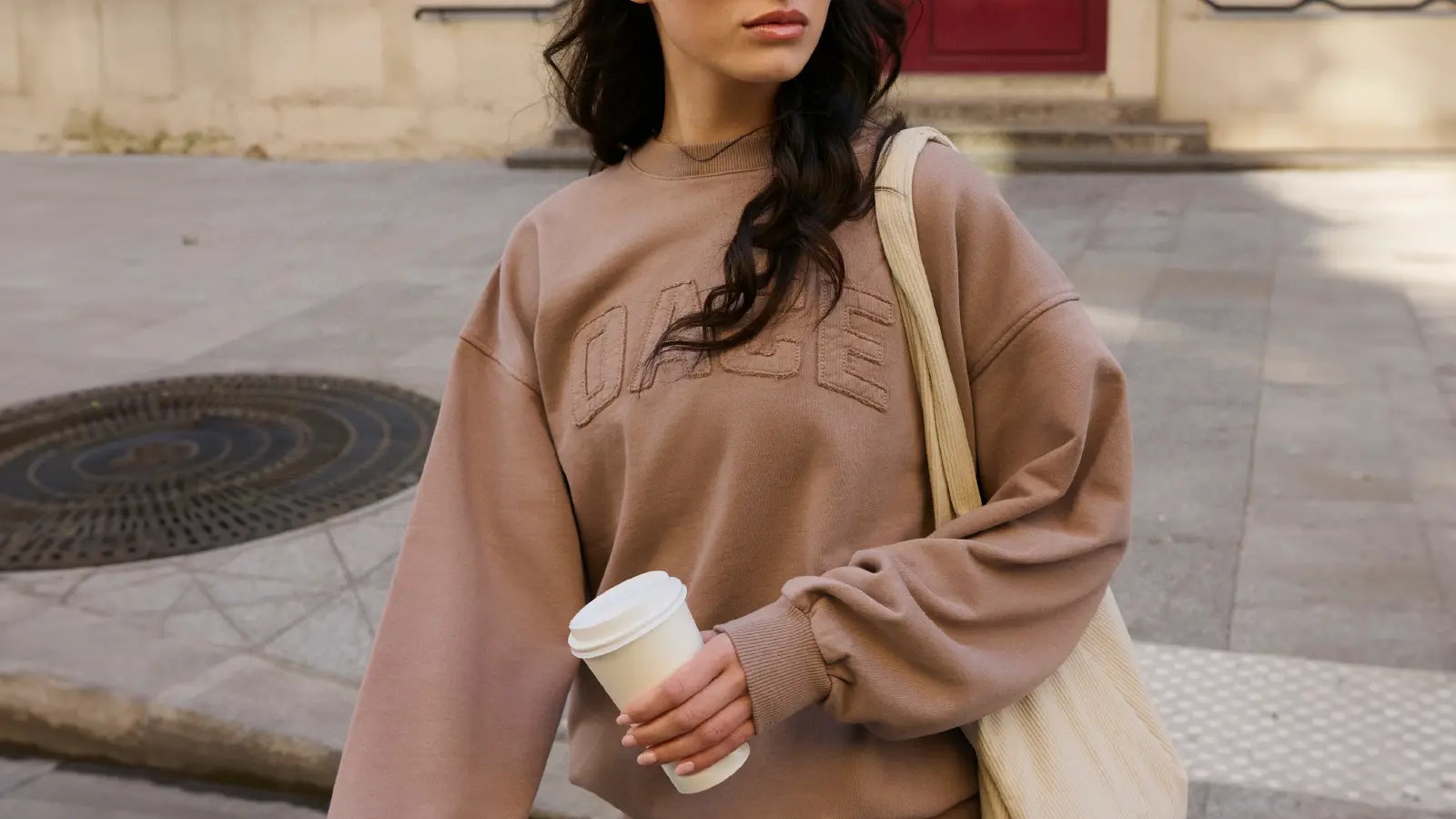 Review zur neuen OACE Trust Collection - Bild von einer Frau in einem Pulli von OACE.