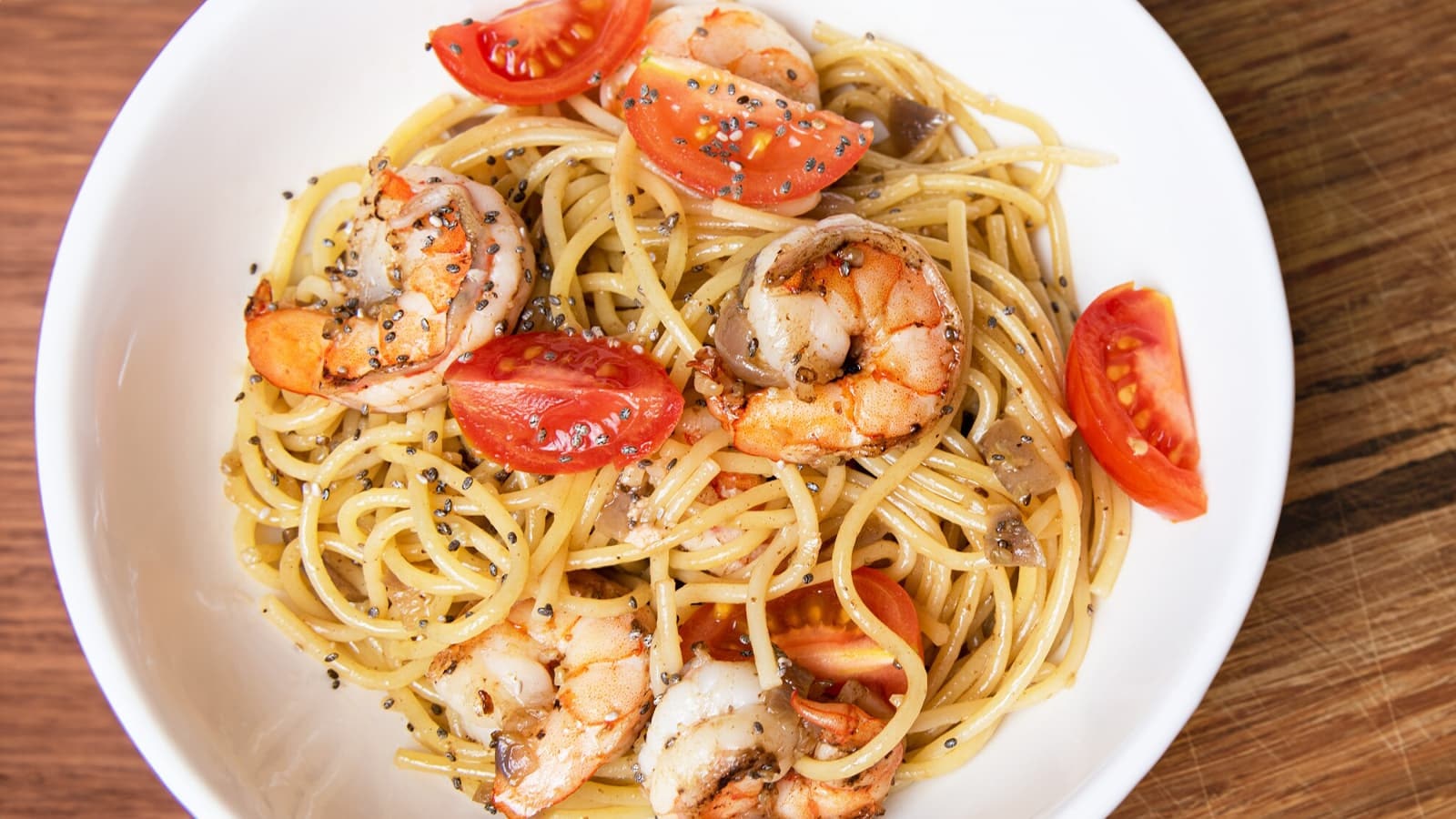 Dieses Rezept für eine Low Carb Pasta mit Garnelen und Shirataki-Nudeln ist ein echter Genuss für alle, die auf ihre Kohlenhydratzufuhr achten möchten.