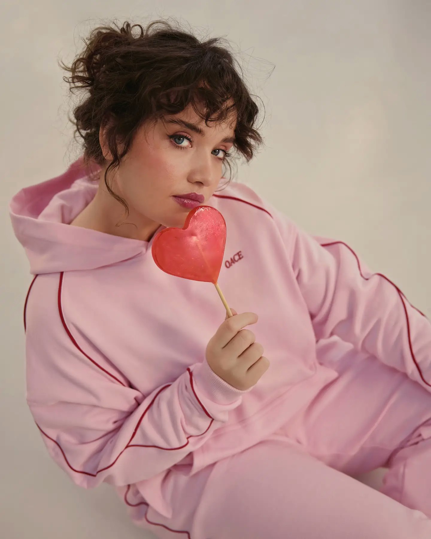 OACE Valentines Drop 2025: Bild von Model mit Jogginganzug