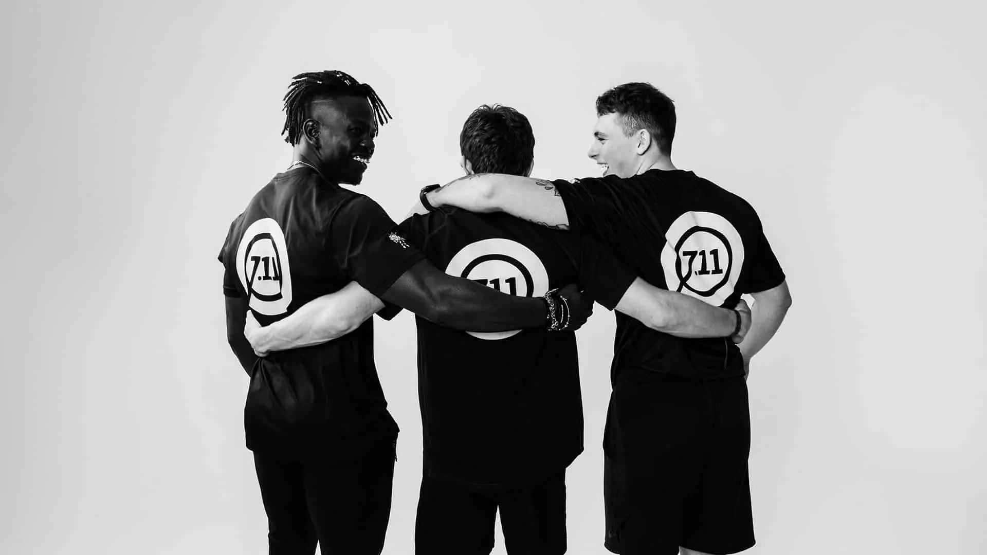 3 mitarbeiter vom fitnessstudio fitsevenelven die sich lachend anschauen.