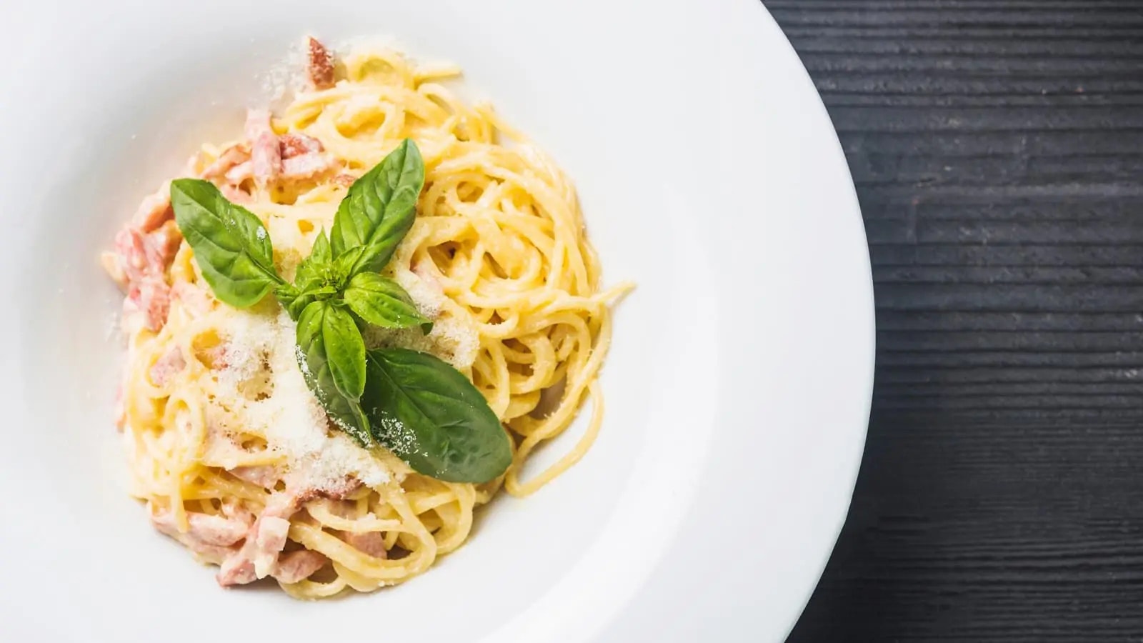 Rezept für gesunde Spaghetti Carbonara - Bild von Spaghetti Carbonara auf einem Teller.