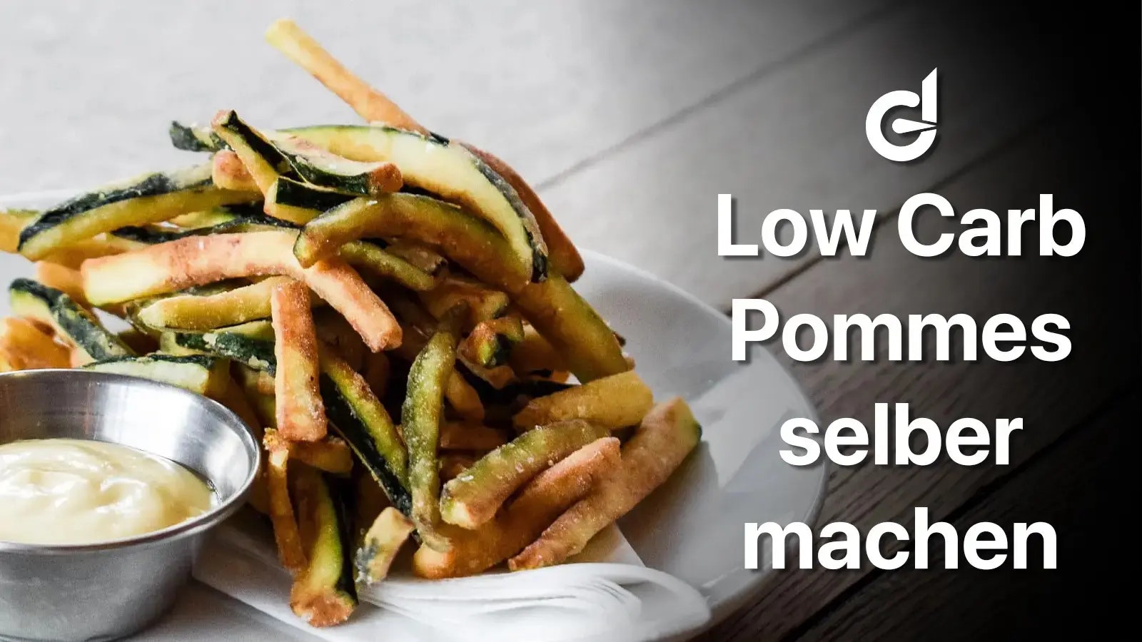 Rezept für Low Carb Pommes - Bild von einem Teller voll mit Pommes aus Zucchini.