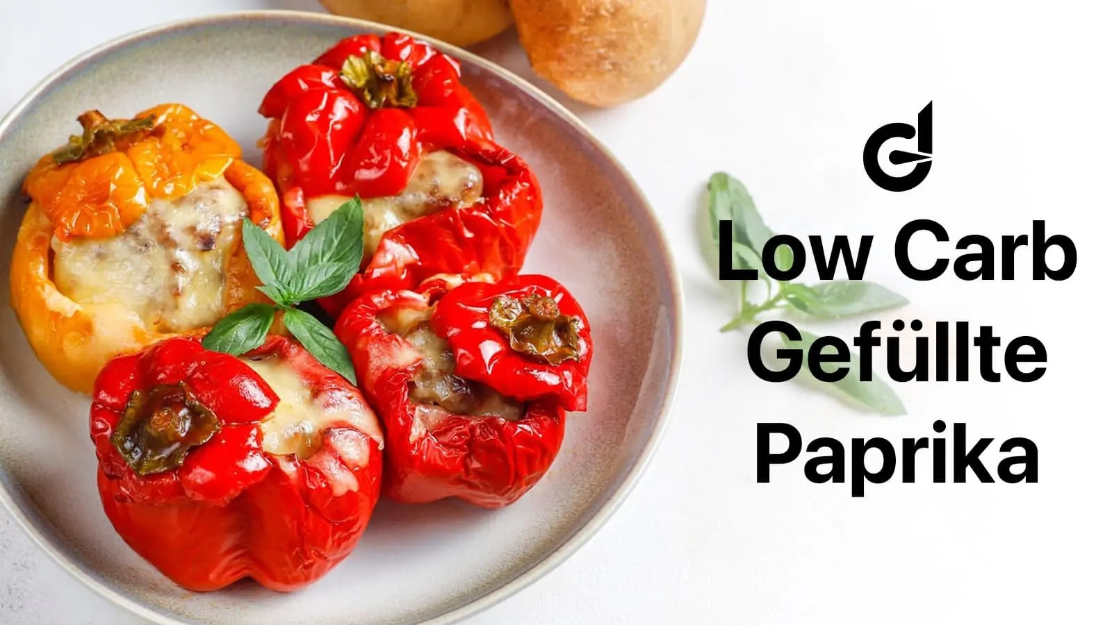 Rezept für Low Carb gefüllte Paprika - Bild von mehreren gefüllten Paprikas auf einem Teller.
