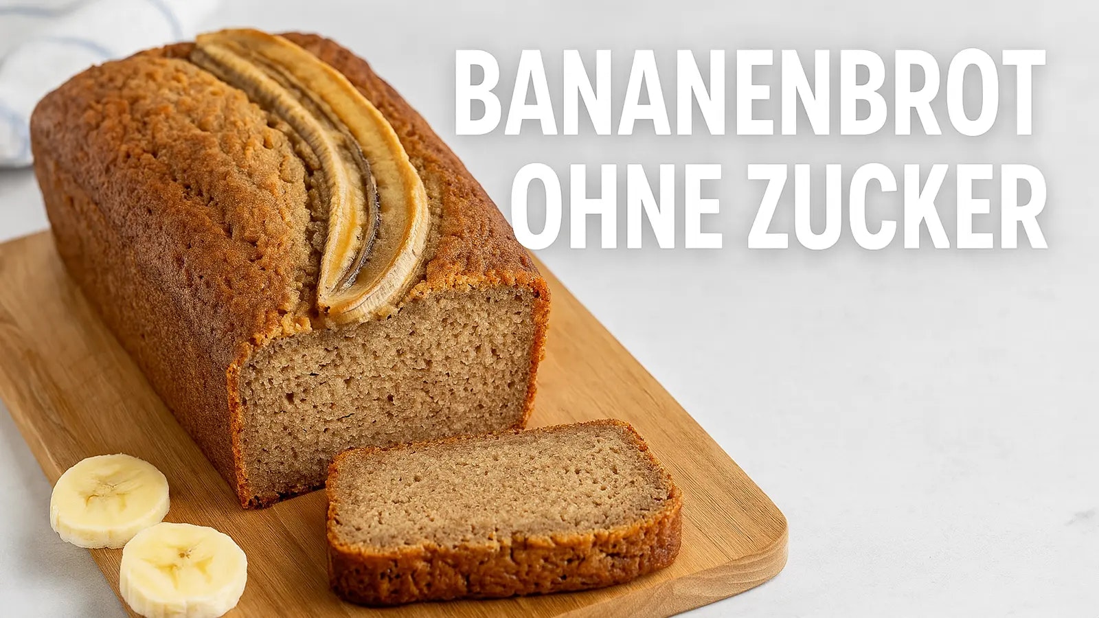 Rezept für ein Bananenbrot ohne Zucker - Bild von einem Bananenbrot auf einem Holzbrett.