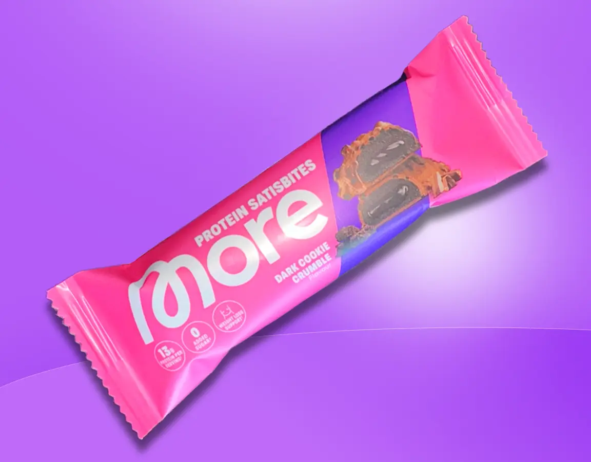 Produktbild der More Protein Satisbites vor lila Hintergrund.