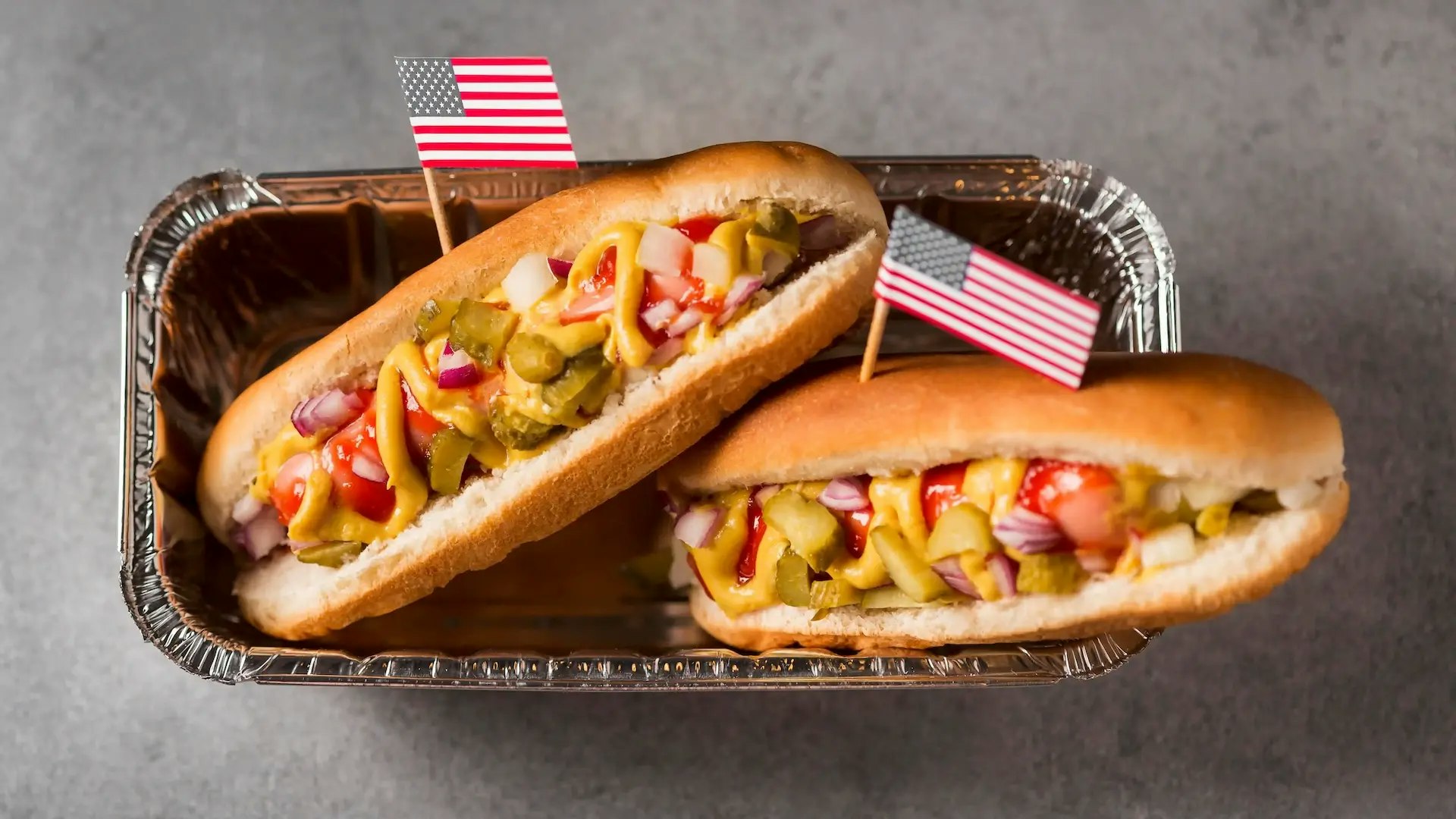 Zwei Hot Dogs mit USA Flaggen in einer Schale