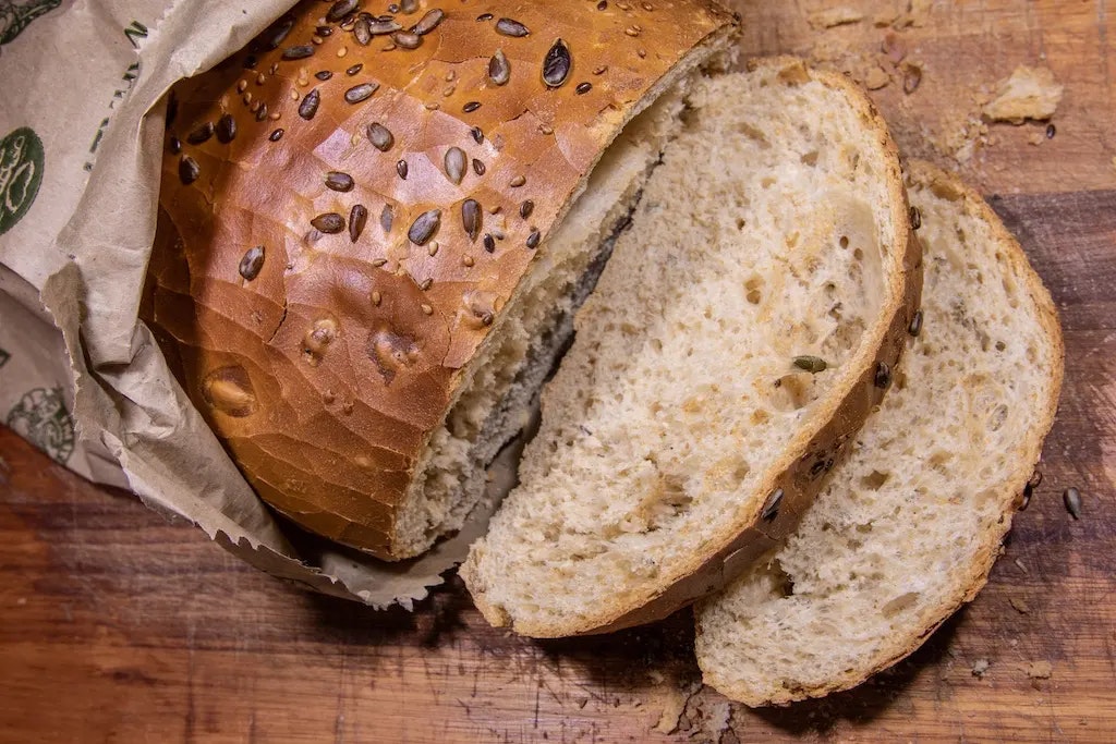 Ein Leib Brot auf einem Holztisch.