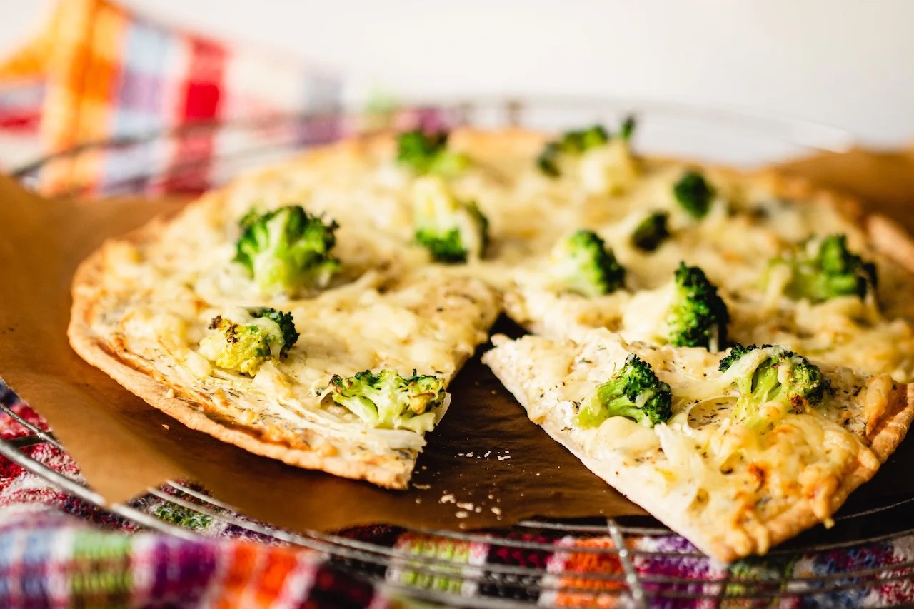 Eine Low Carb Pizza auf einem Küchentuch.