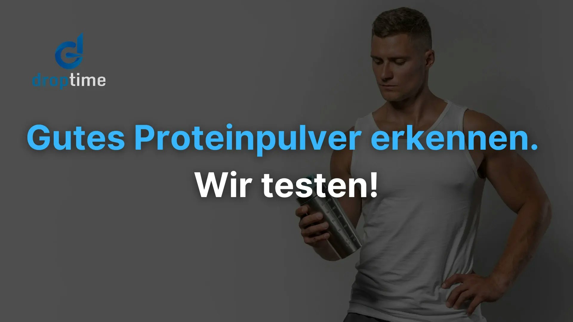 Ein Mann im Unterhemd der einen Shaker mit gutem Proteinpulver in der hand hat.