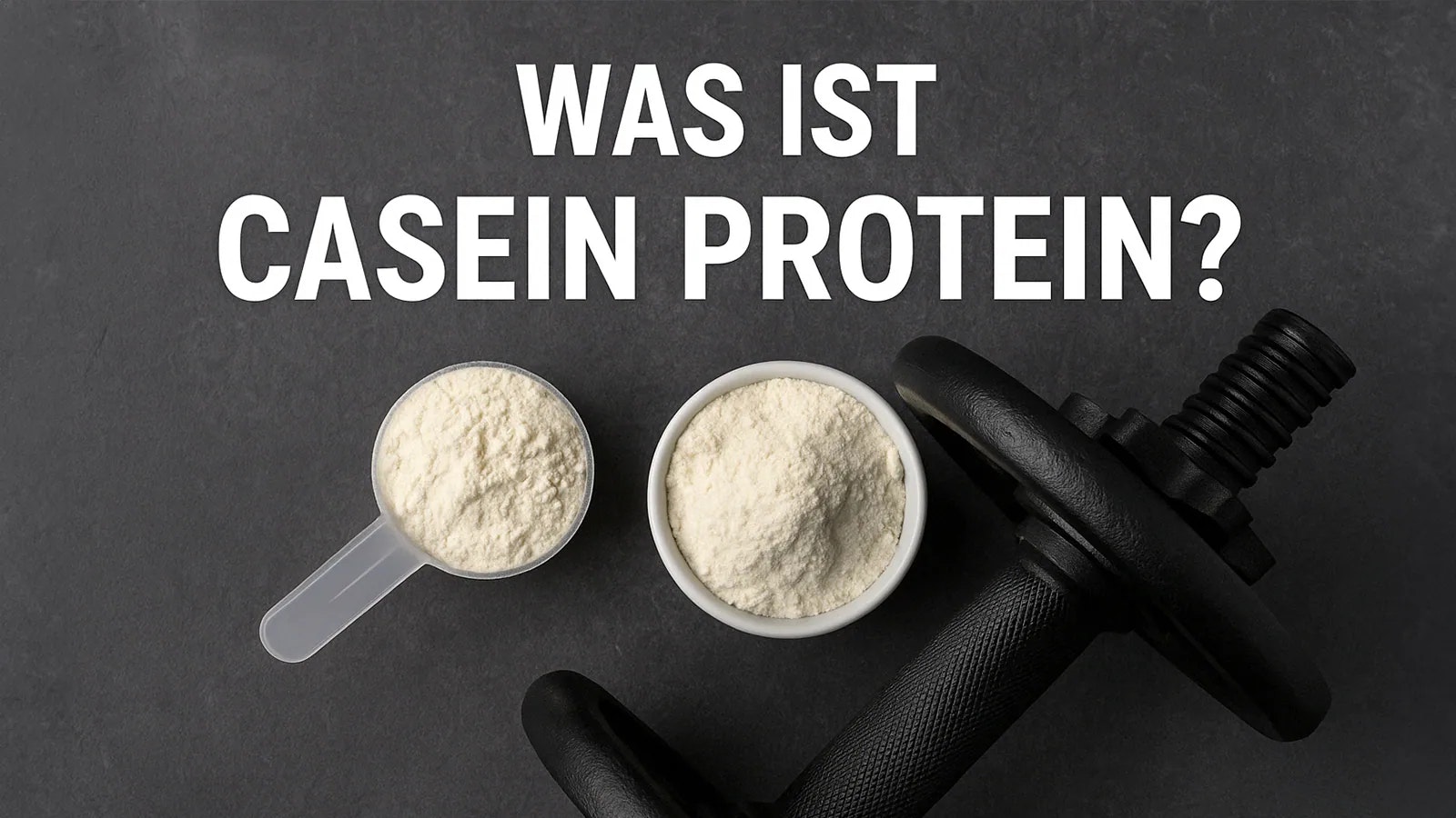 Was ist Casein Protein? Ein Behälter mit Proteinpulver neben einer Kurzhantel.
