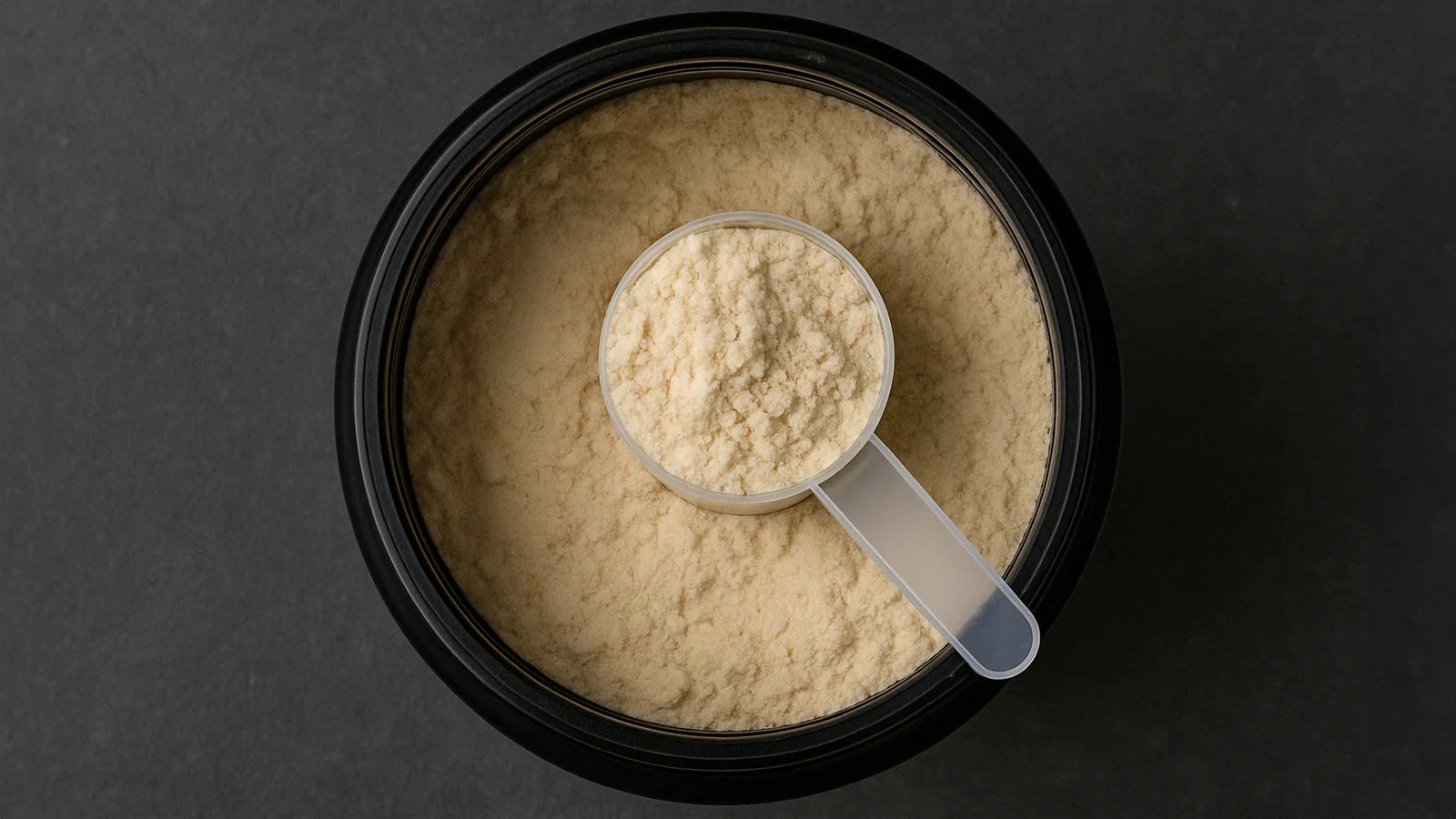 Bild von einer Dose voll mit Proteinpulver.