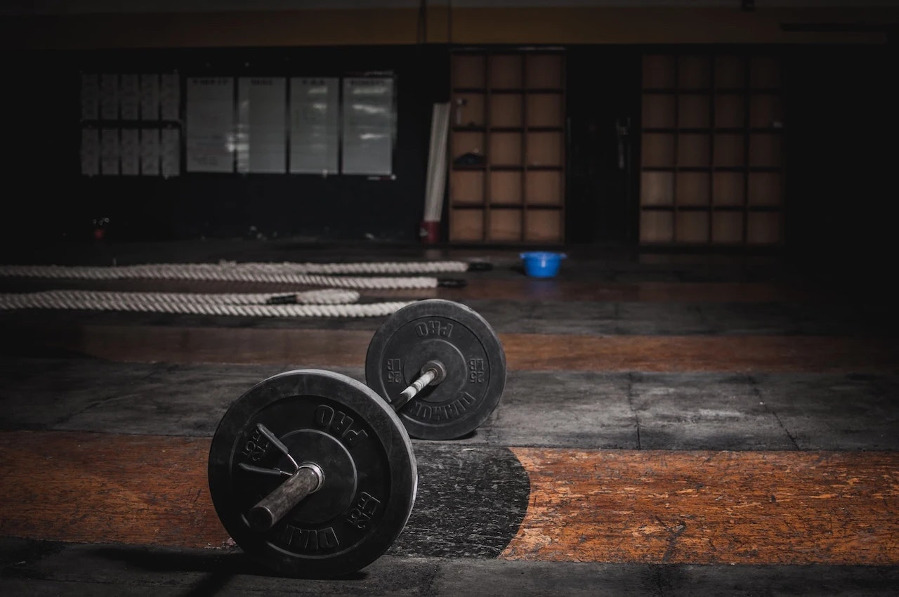 Eine Langhantel in einem dunklen Gym.