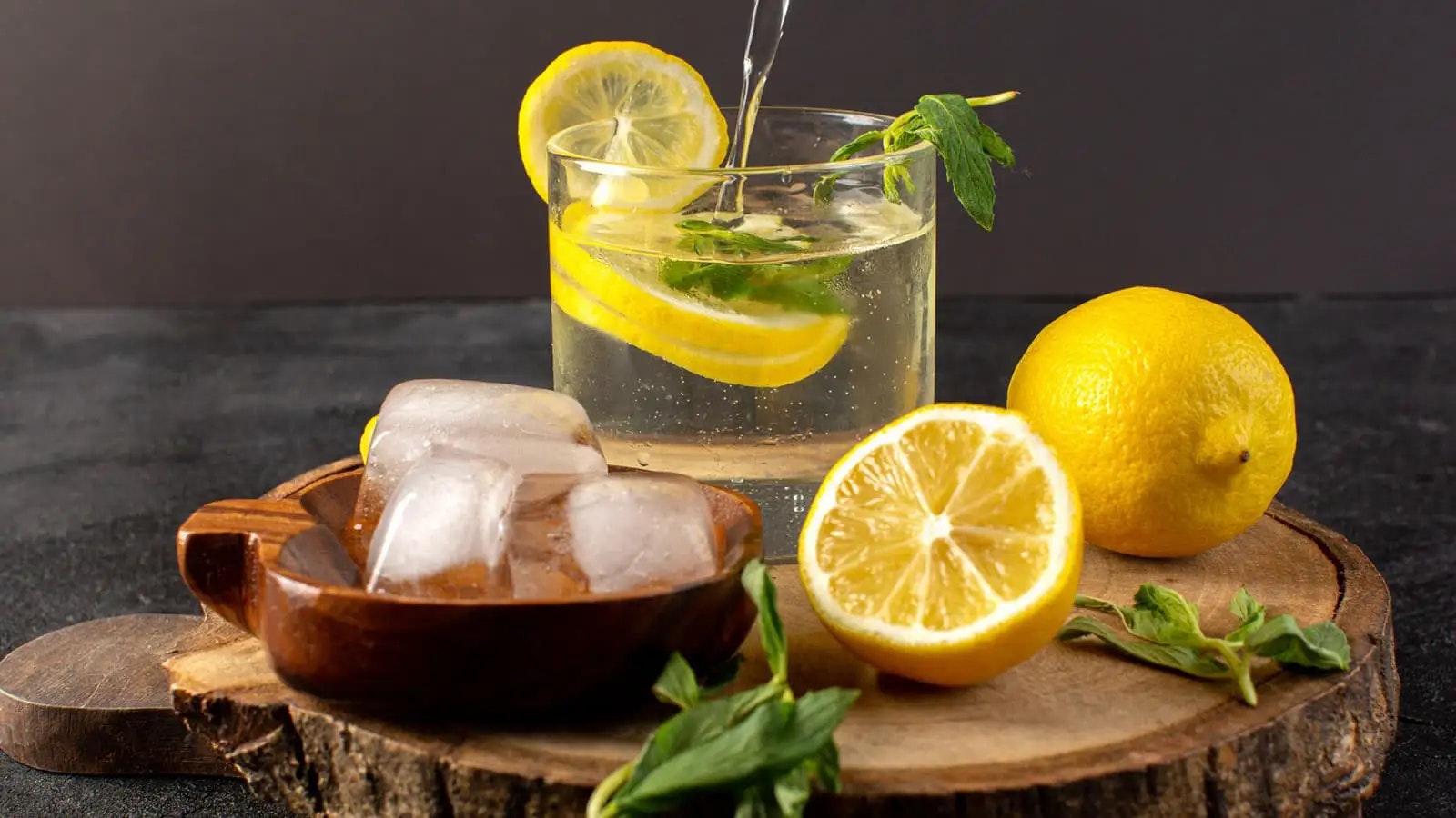 Bild von frischen Zitronen und einem Glas Zitronensaft.