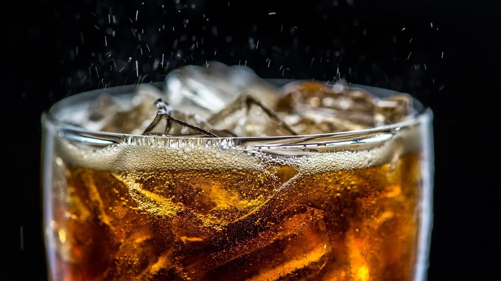 Bild von einem Glas mit Cola und Eiswürfeln.