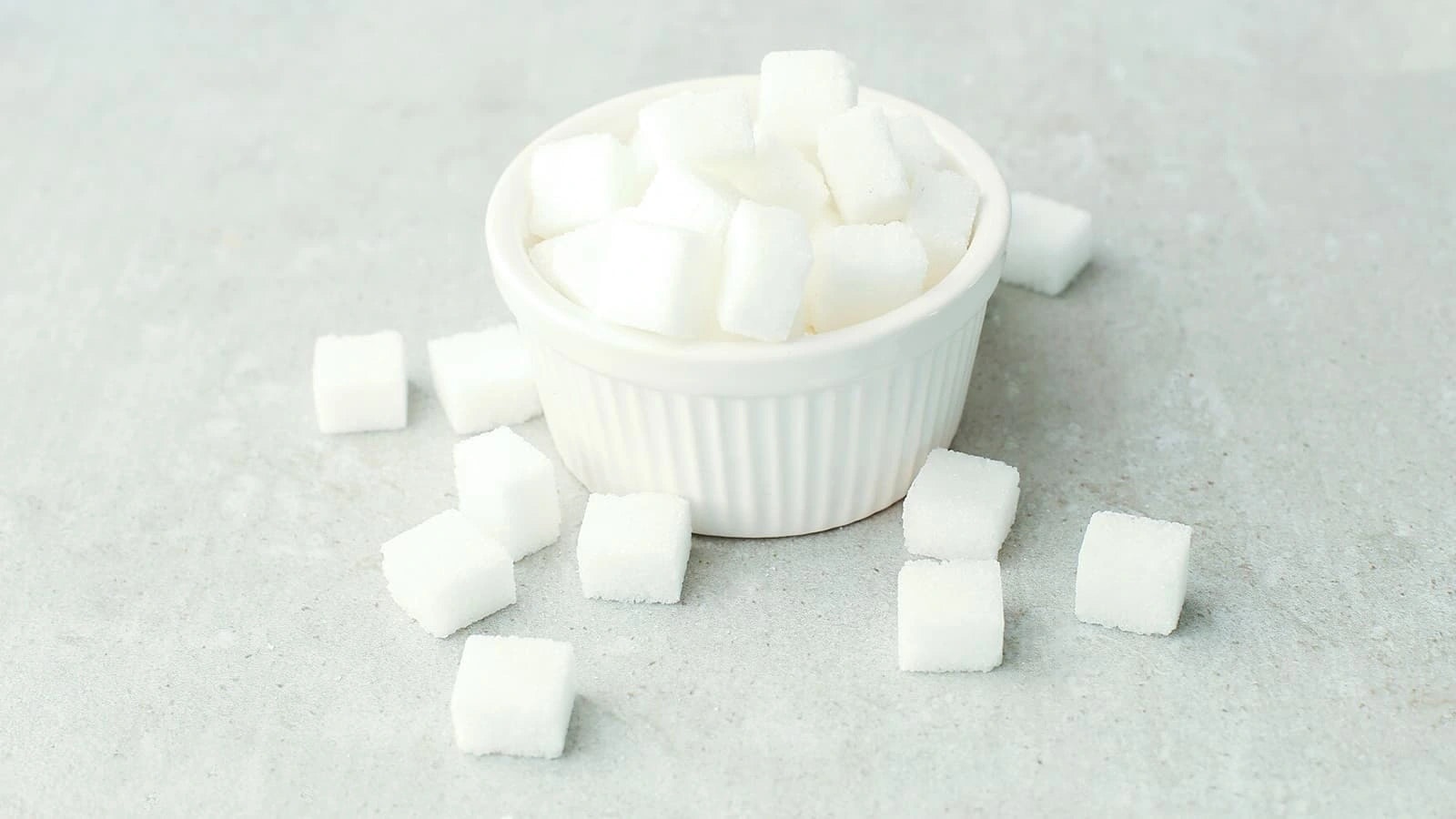 Bild von einer Schüssel voll mit Zuckerwürfeln.