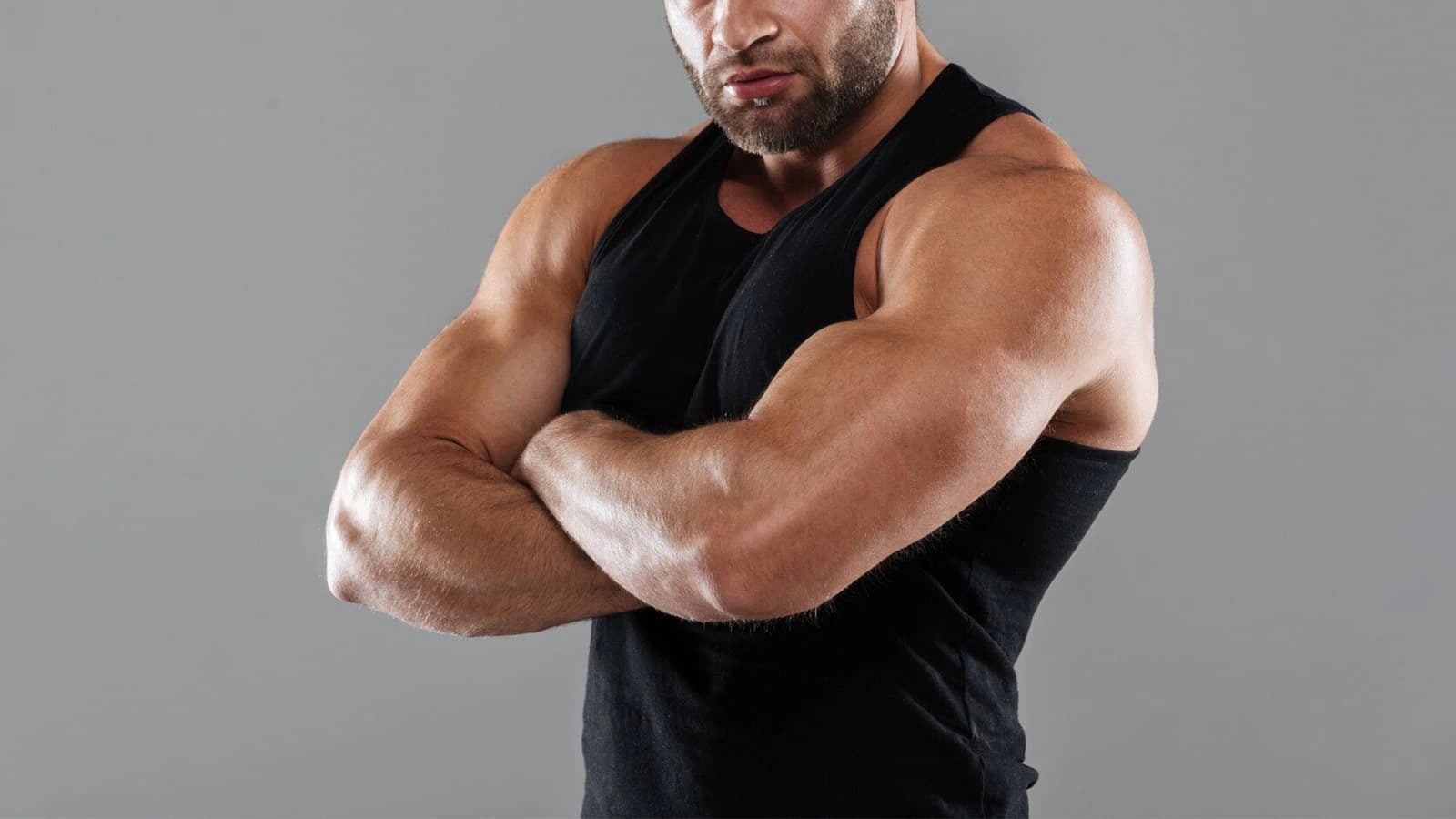 Bild von einem muskulösen Mann mit einem Tanktop.