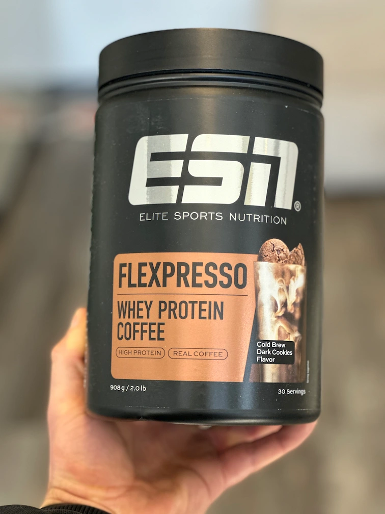 Verpackung des ESN Flexpresso Whey Protein Coffee “Cold Brew Dark Cookies Flavor”