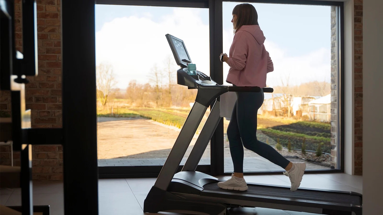 Bild von einer Person, die Cardio Training auf einem Laufband macht.