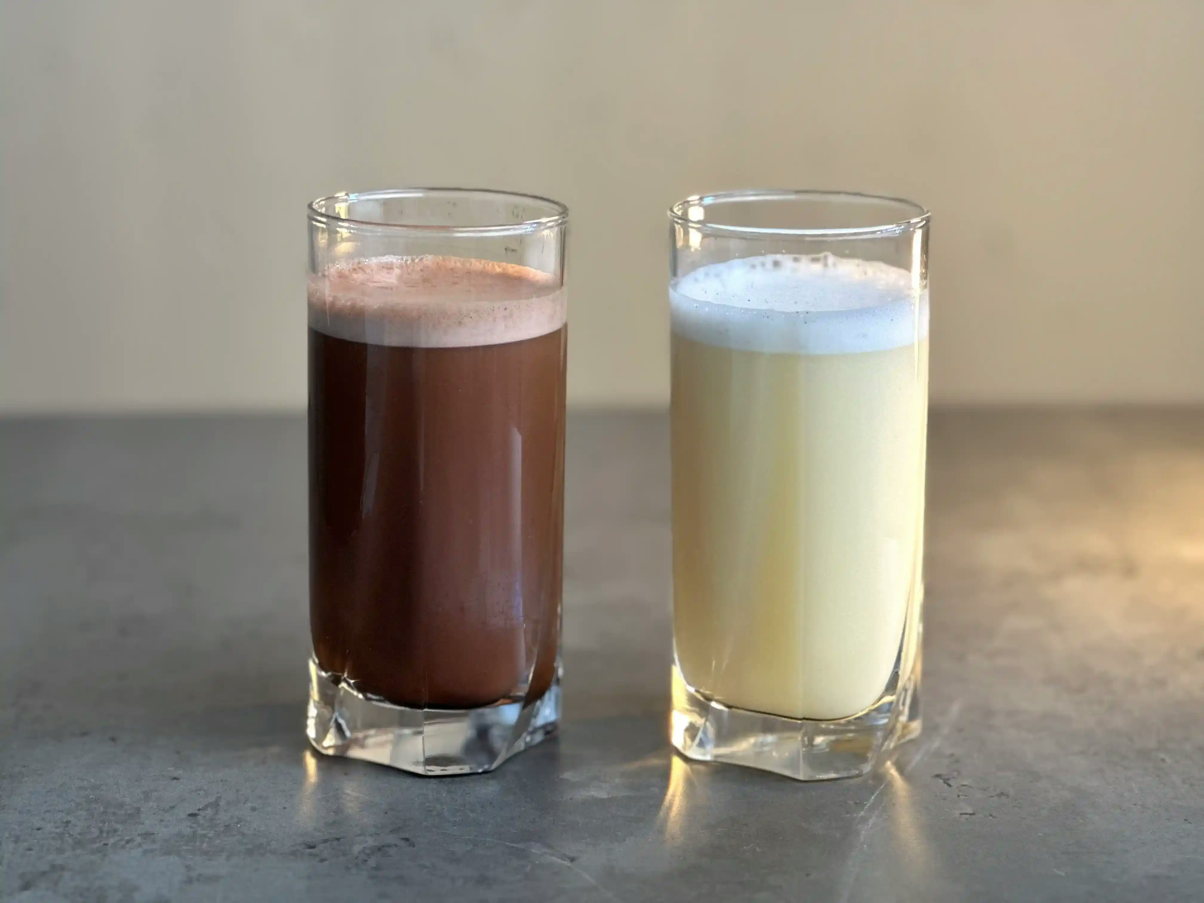 Ein Foto von zwei Gläsern gefüllt mit jeweils einer Sorte des Proteinshakes