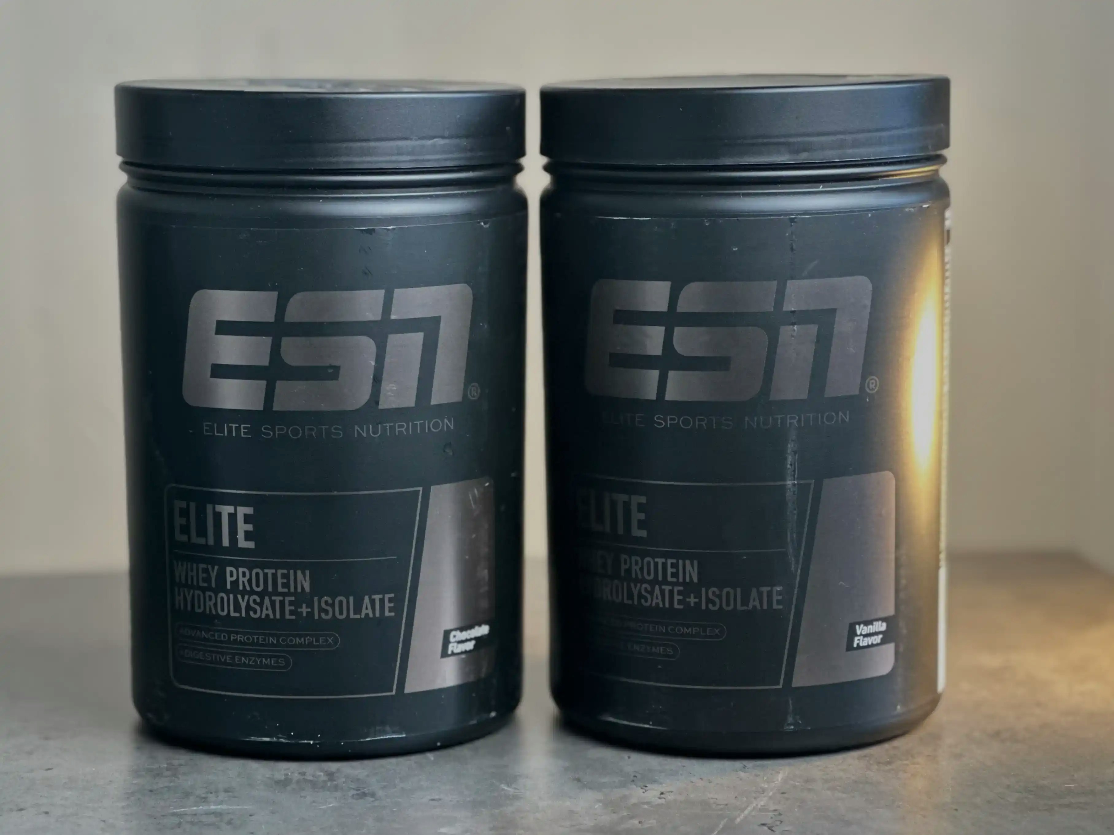 Ein Foto der Dosen beider Sorten des ESN Elite Whey Protein Pulvers