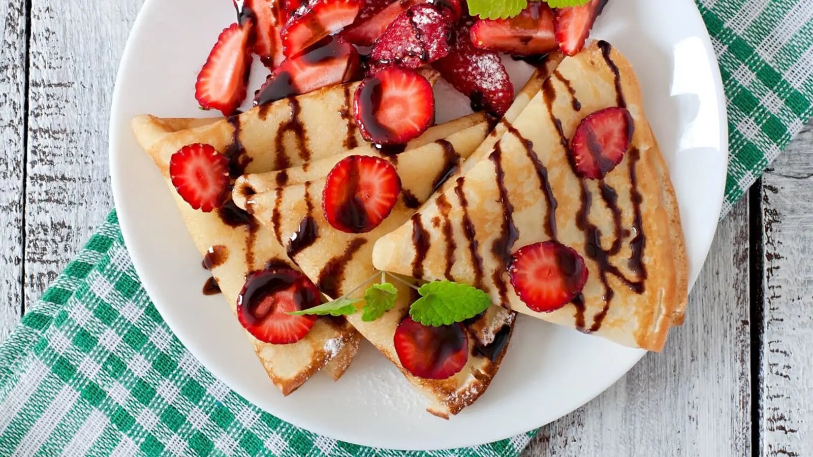High Protein Crepes mit Erdbeeren und Schokoladen Sauce.