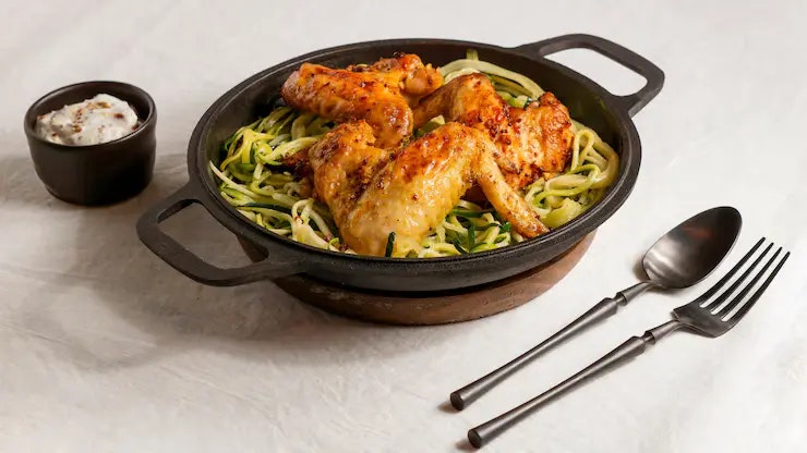 Low Carb Abendessen. Zucchininudeln mit Hähnchen