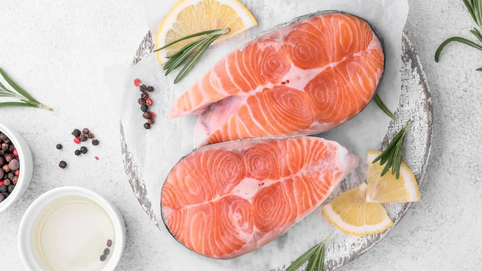 Bild von rohem Lachs neben ein paar anderen Gewürzen.