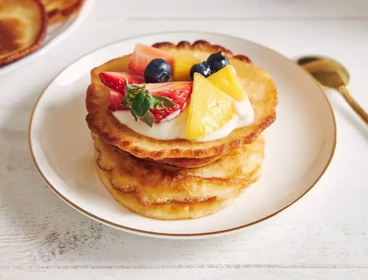 Ein Teller voller Low Carb Pancakes und Beeren
