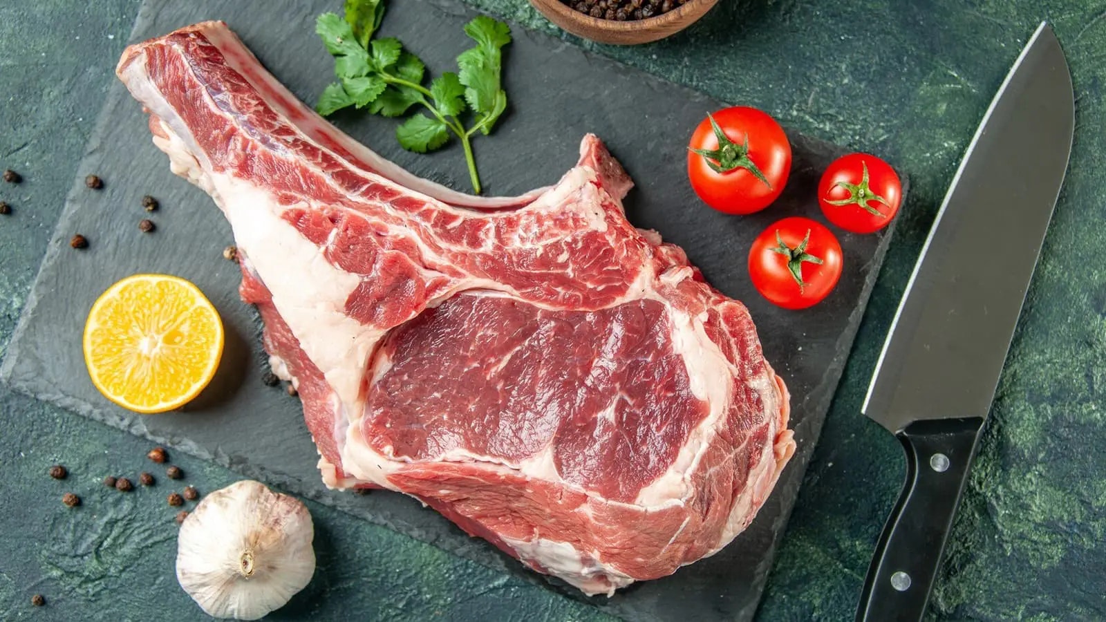 Ein Rinder Steak auf einem schneidebrett.