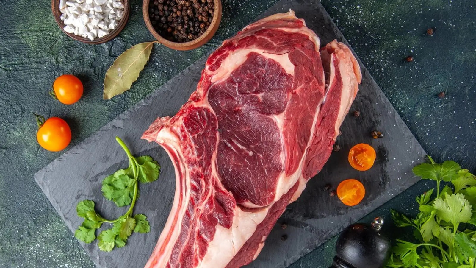 Ein rotes steak, auf einem schneidebrett.