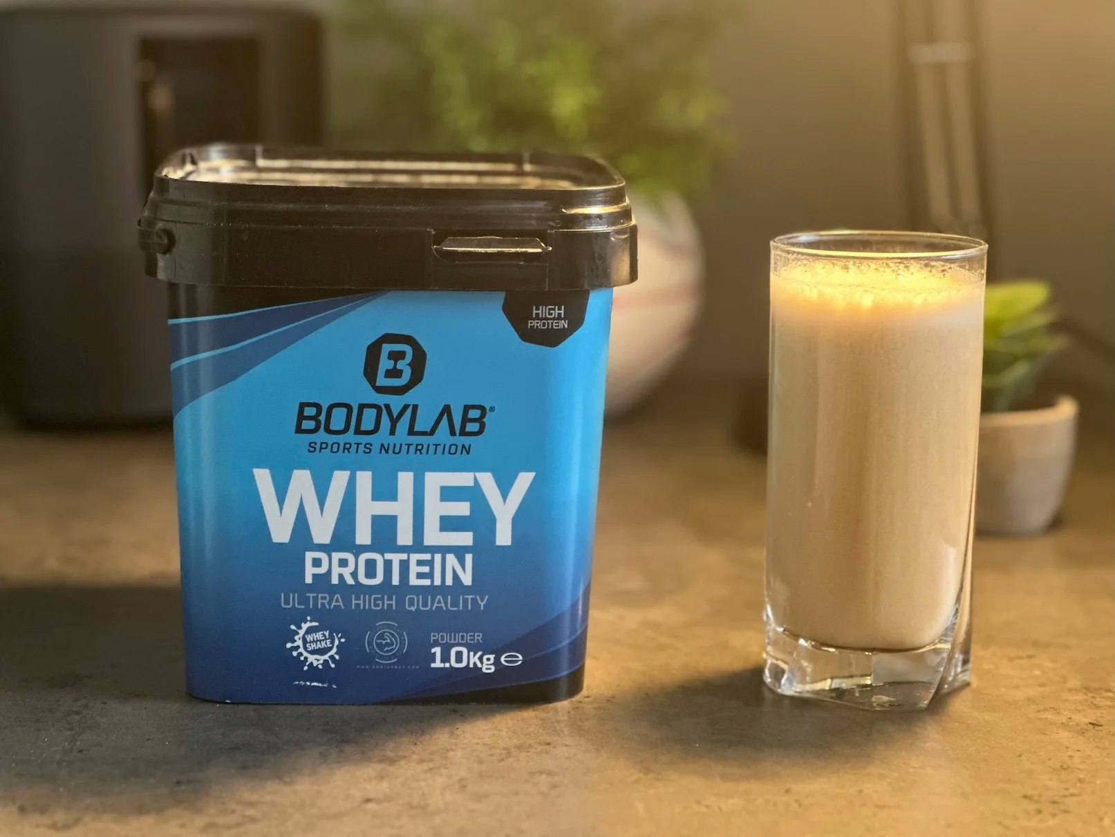 Bild der Bodylab Verpackung und dem angemischten Whey Shake