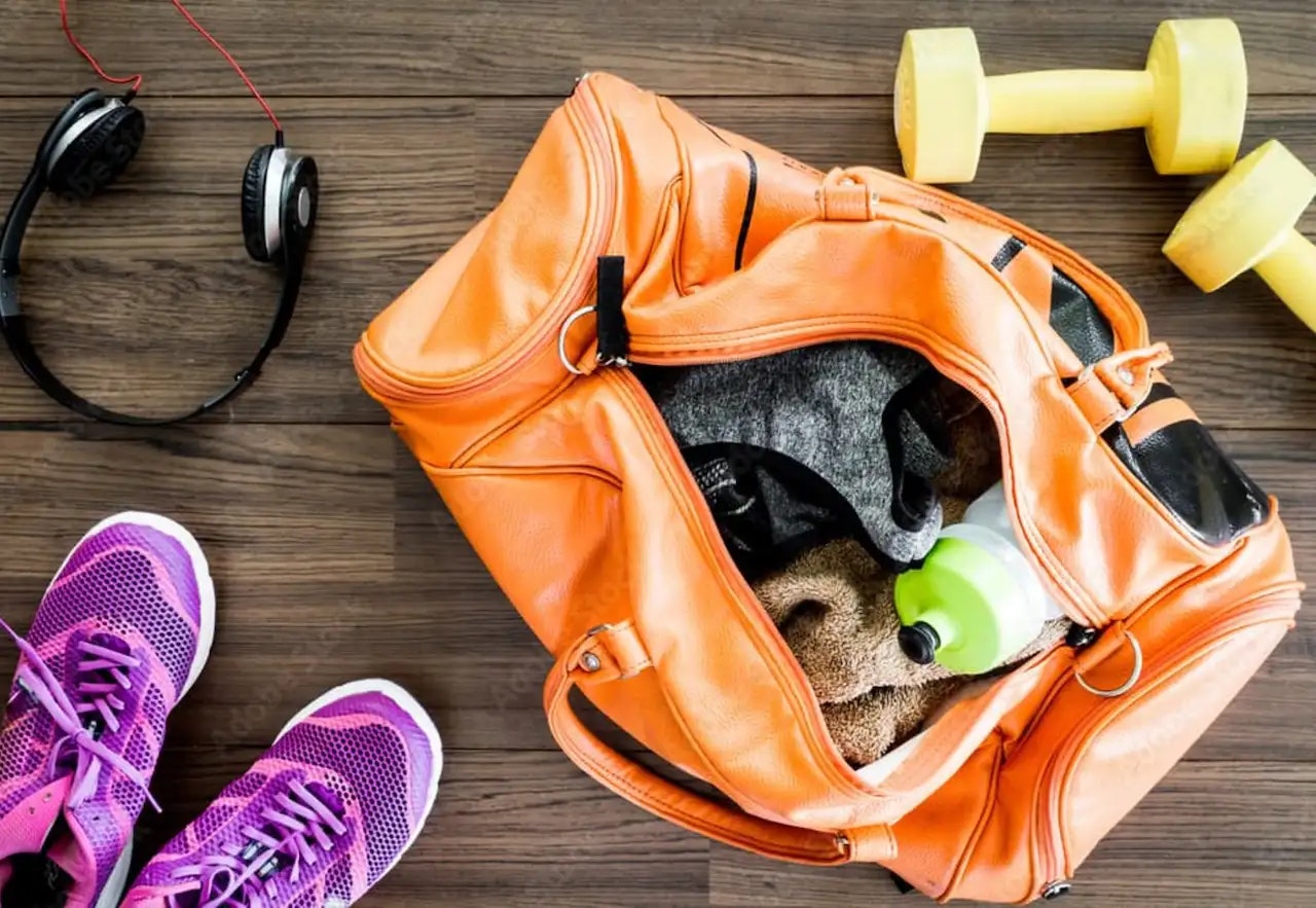 Sportausrüstung in einer Tasche auf einem Holzboden.