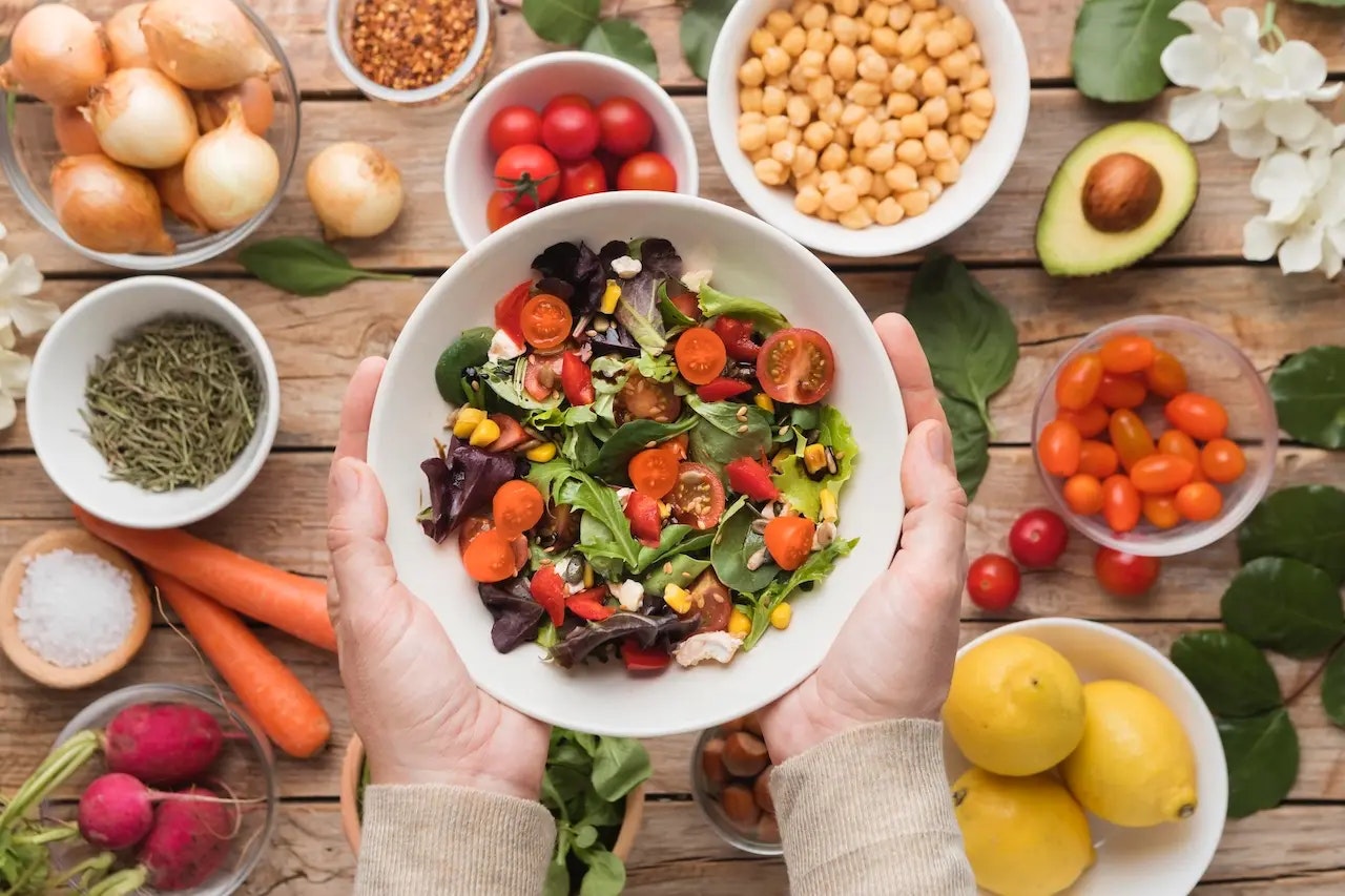 Bild von einem Salat und außen rum Obst & Gemüse