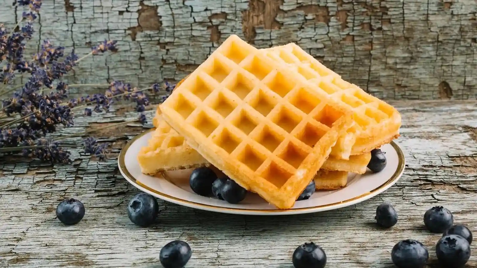 Waffeln und Blaubeeren auf einem Teller.