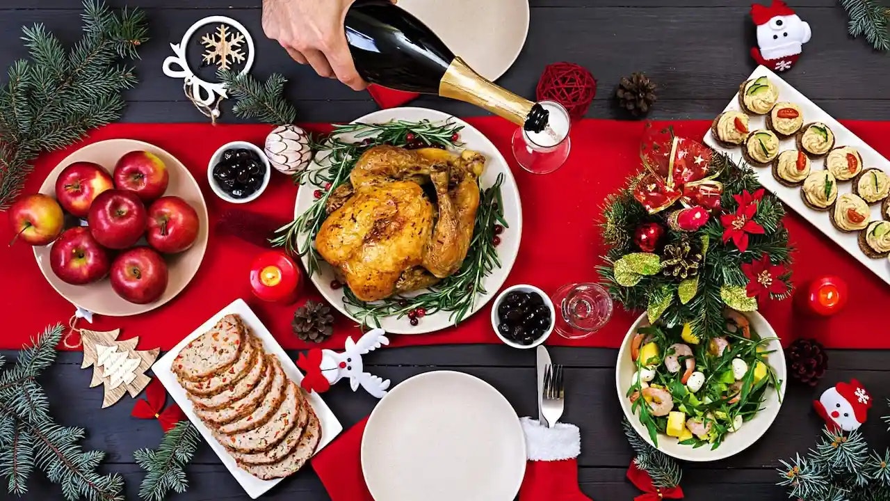 Ein Tisch voll gedeckt mit weihnachtlichen Speisen.