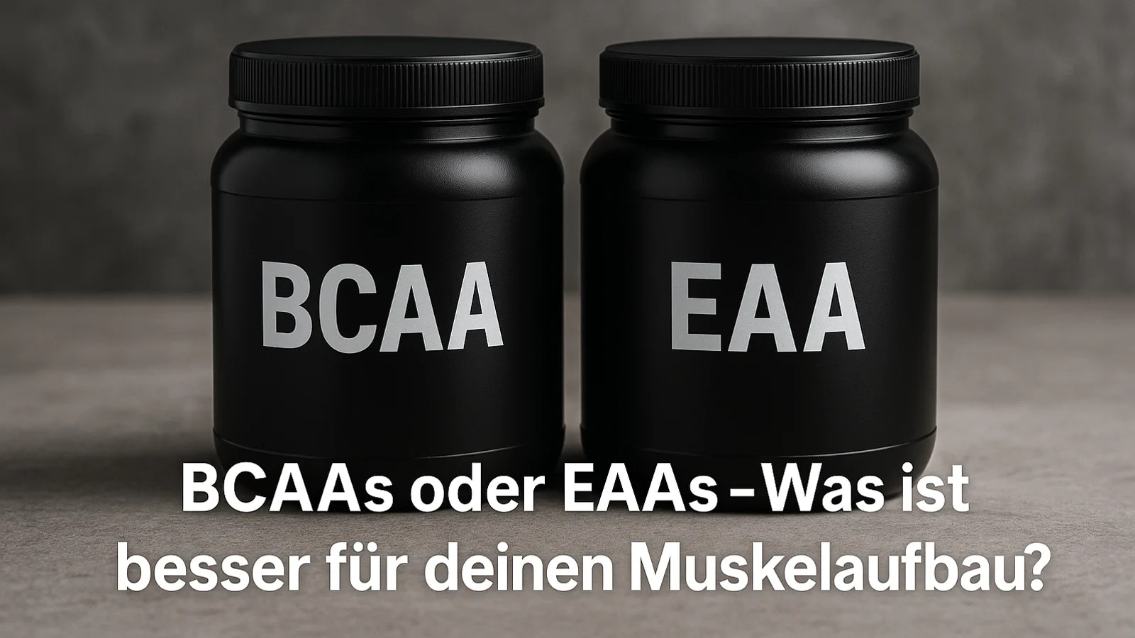 BCAAs oder EAAs? Bild von zwei Dosen mit Supplements.