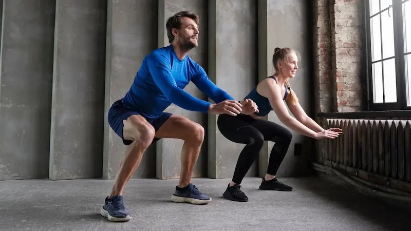 Die Rumpfmuskulatur stärken mit Core Training. Bild von zwei Personen, die Core Training machen.