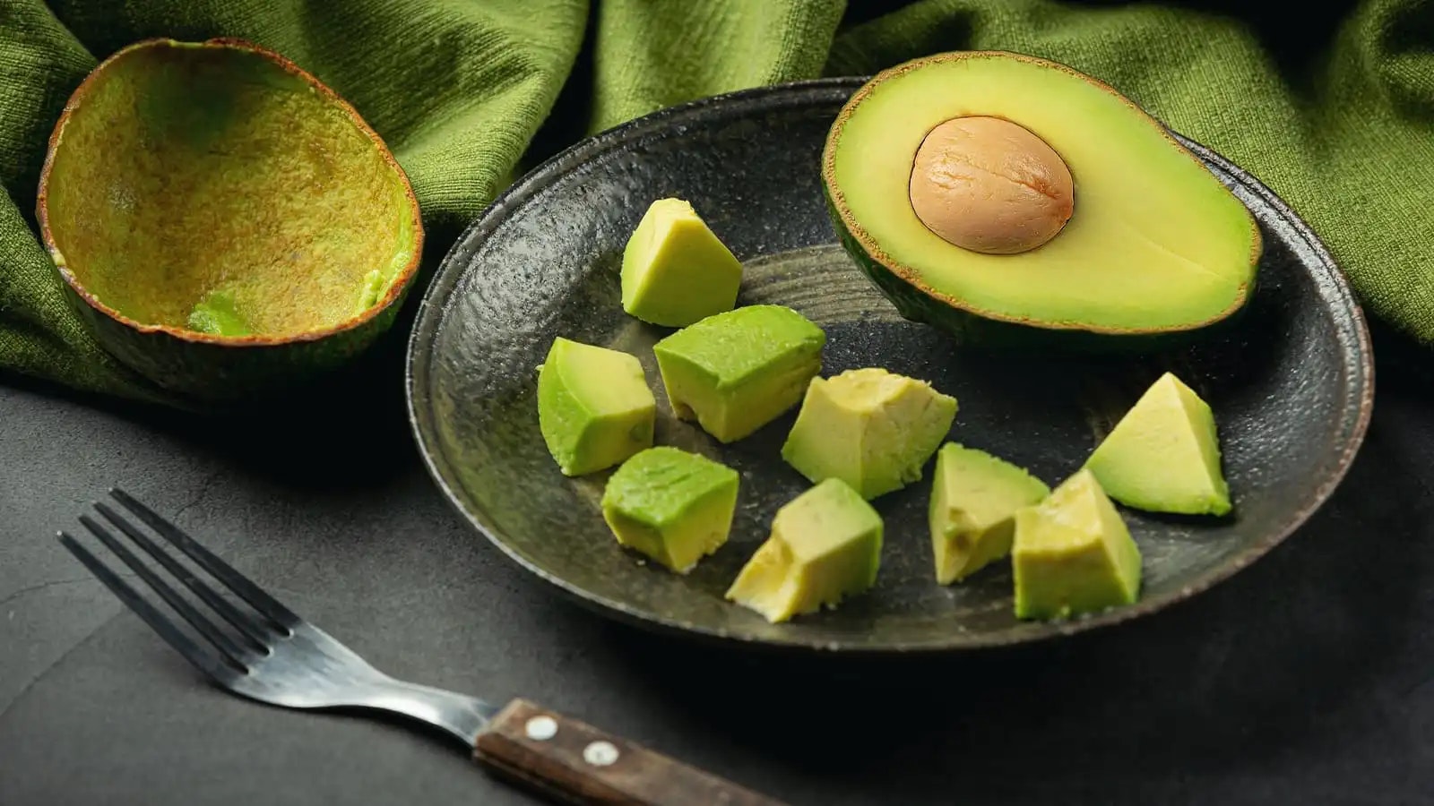 Low Carb Bowl mit hohem Proteingehalt zubereiten. Bild von einer Avocado, die zu den Zutaten der Low Carb Bowl gehört.