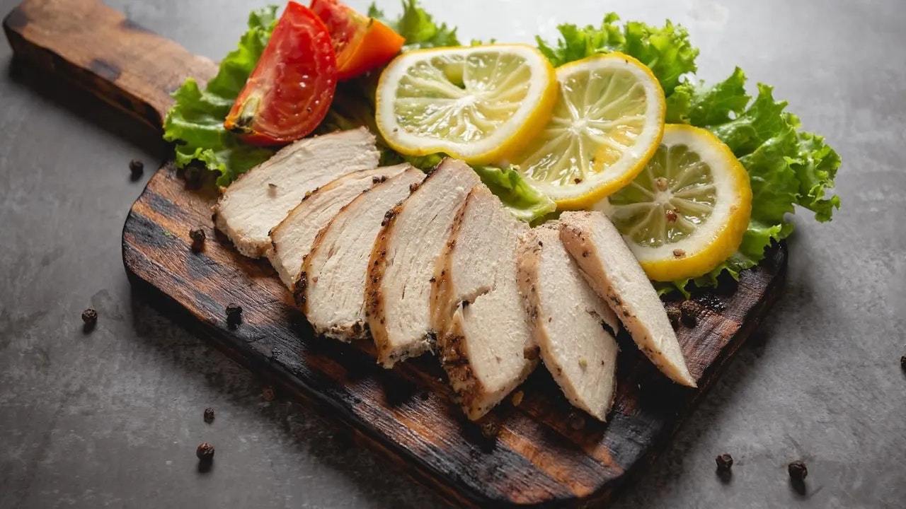 Low Carb Bowl mit hohem Proteingehalt zubereiten. Bild von einer Hühnchenbrust, die zu den Zutaten der Low Carb Bowl gehört.