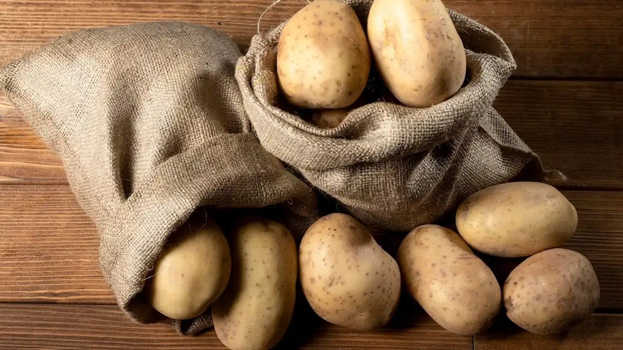 Bild von zwei Säcken mit einigen Kartoffeln.