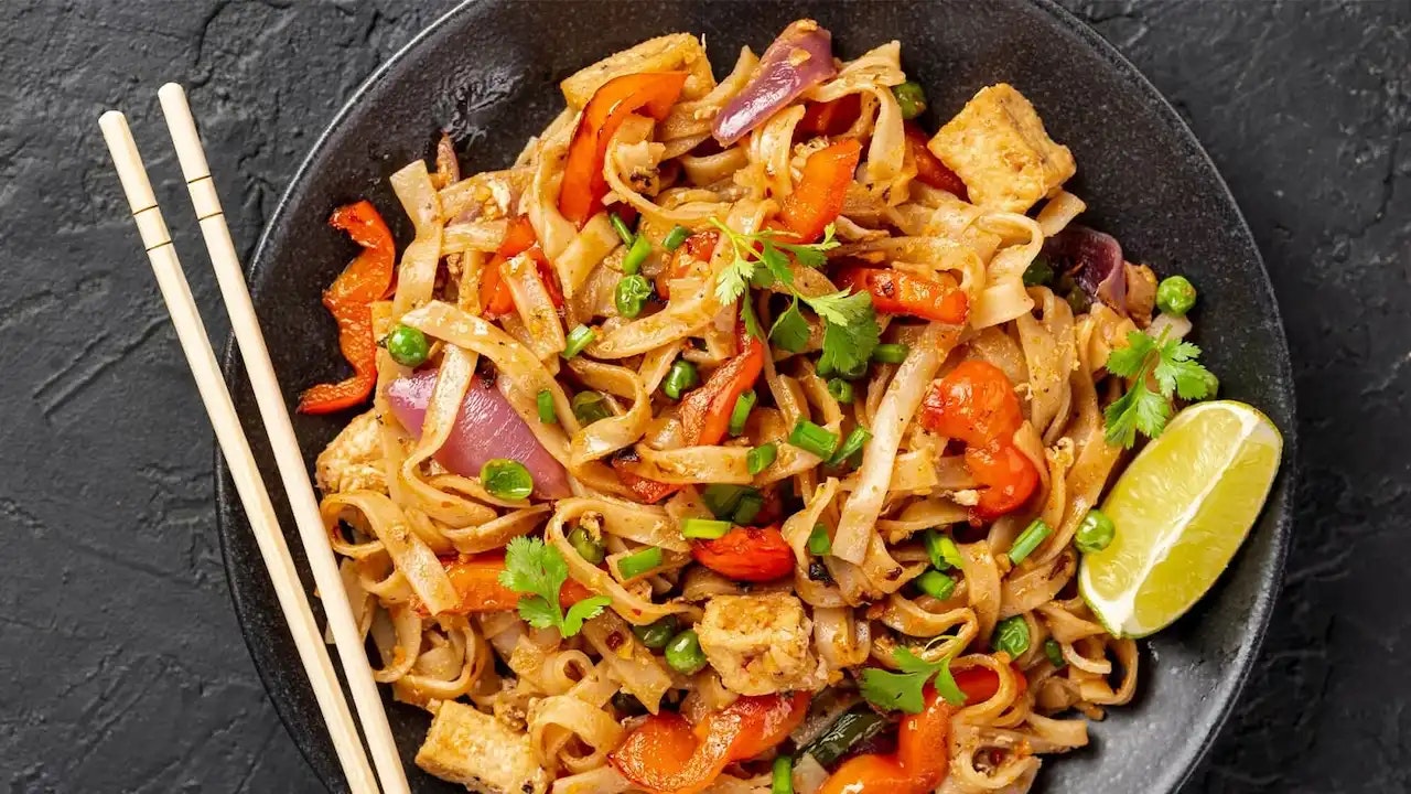Bild von einer Schüssel mit Low Carb Nudeln nach Pad Thai-Art.
