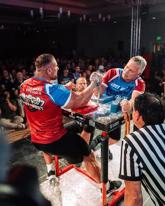 Leonidas Arkona beim Armwrestling