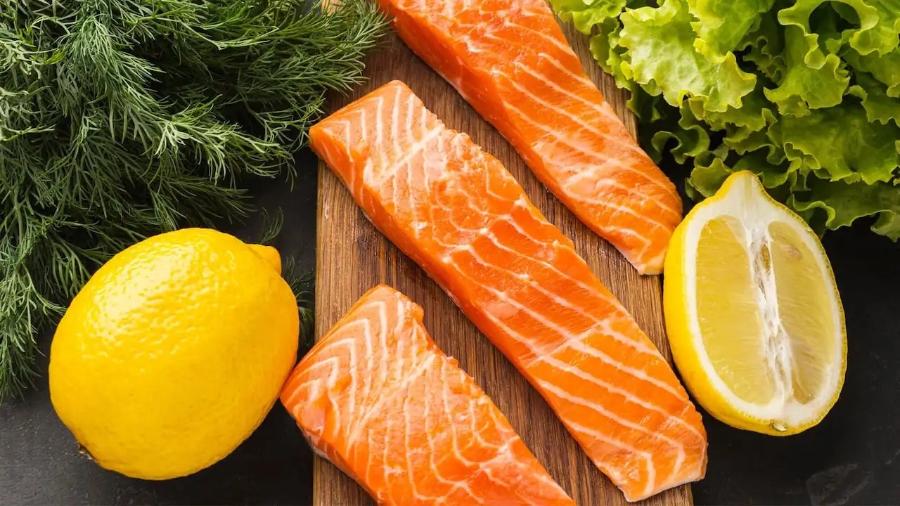 Bild von Lachs, welcher Bestandteil der Keto Ernährung ist.