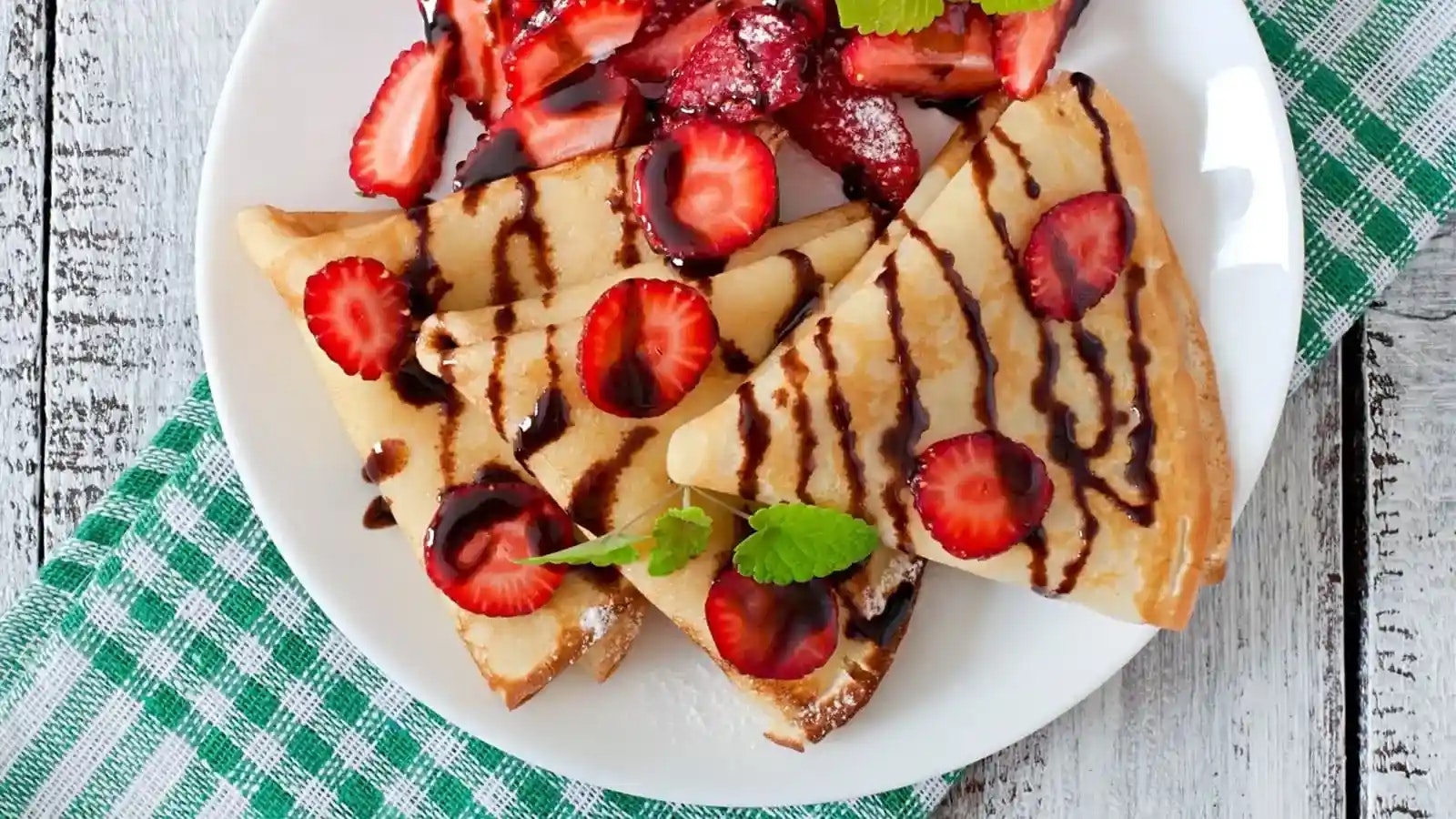 High Protein Crepes mit Erdbeeren und Schokoladen Sauce.