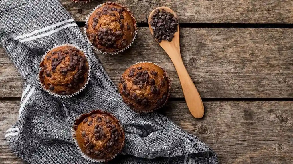 Bild der fertigen Low Carb Muffins mit Schoko Drops.