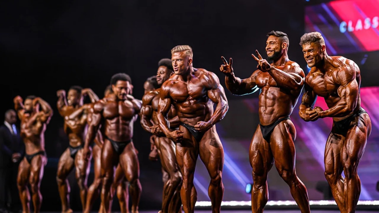 Bild von Teilnehmern der Arnold Classic auf einer Bühne.