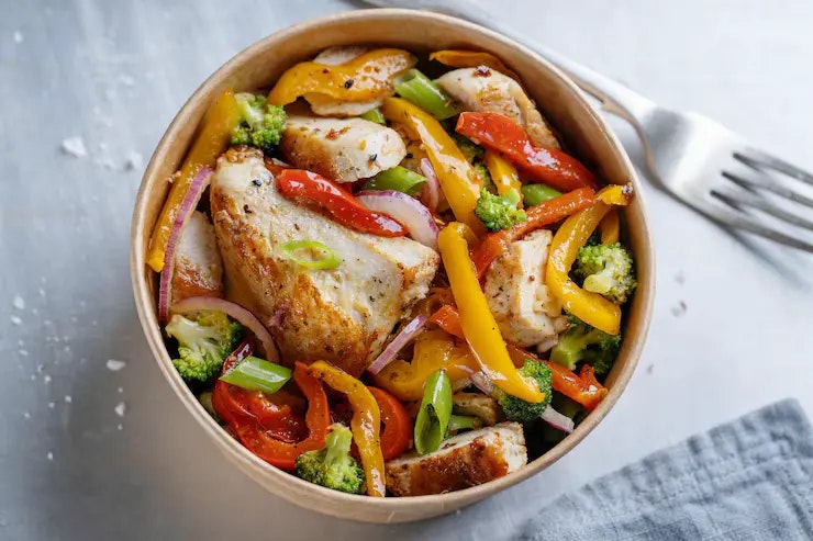 Eine Hähnchen High Protein Low Carb Bowl.